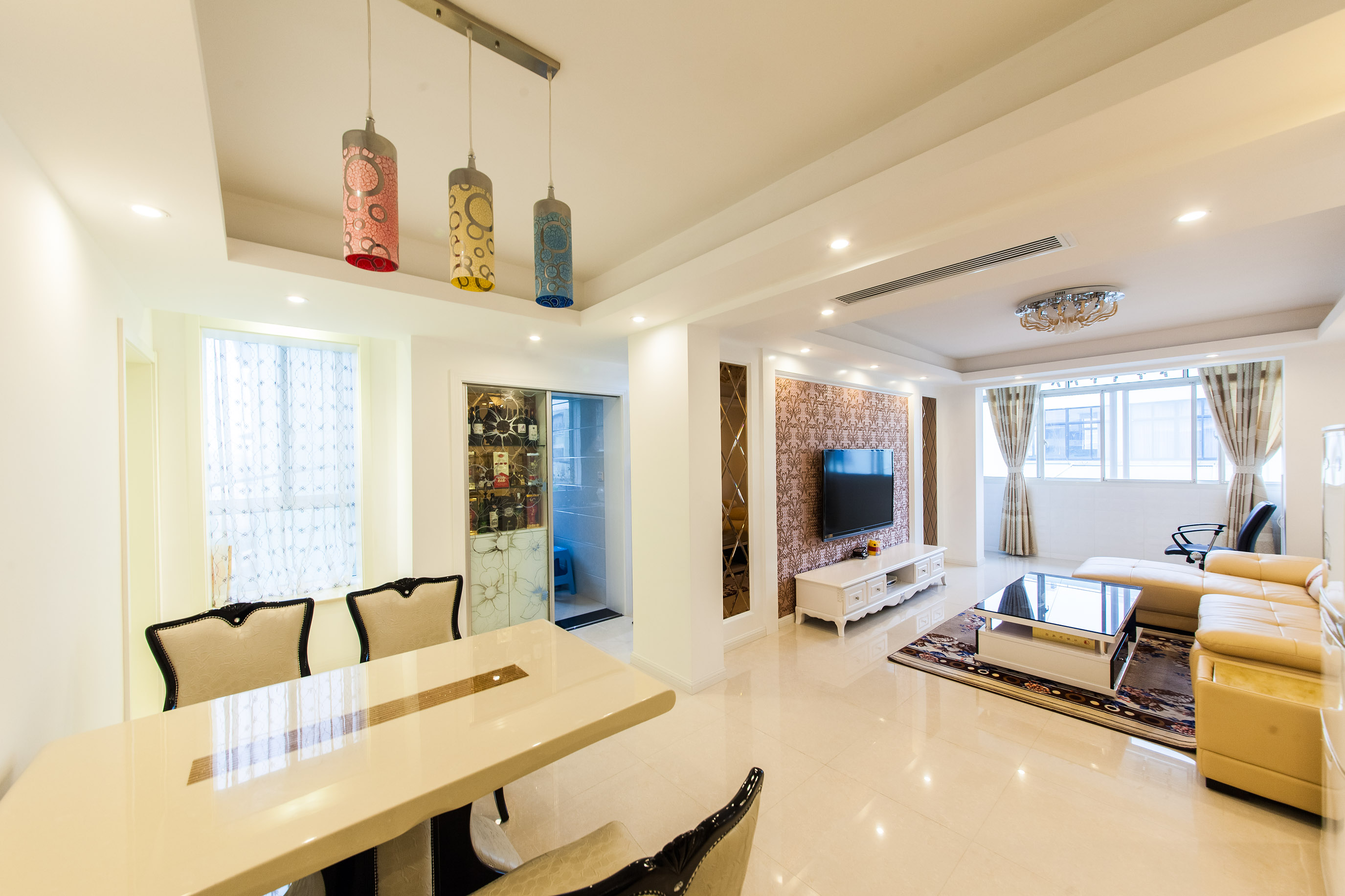 色彩絢麗的吊燈使整個空間活躍起來，為了為客餐廳更加通透，把原有的窗戶改為飄窗臺，使空間更有張力。
