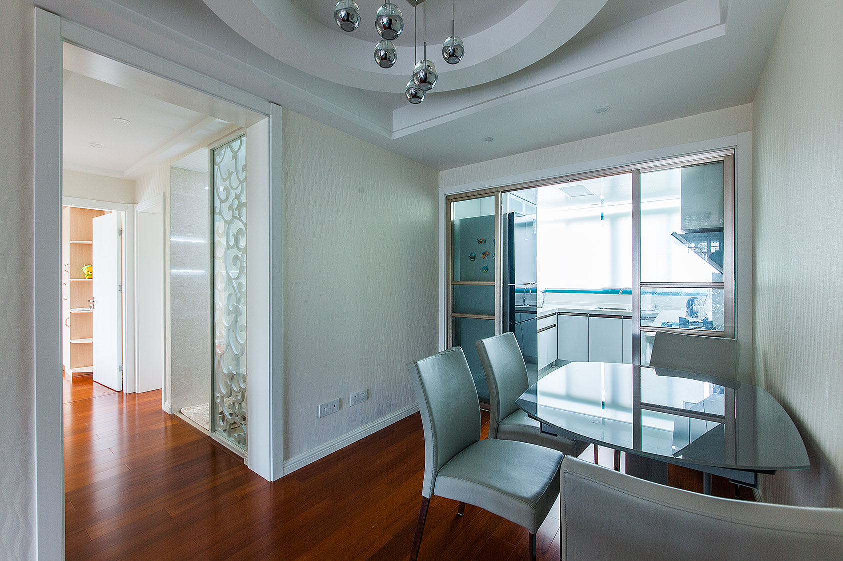 衛生間低調別致的雕花隔斷，不僅不顯累贅，反而給整個空間以裝飾上的平衡感 ，還有溫暖閑適的居家情感。
