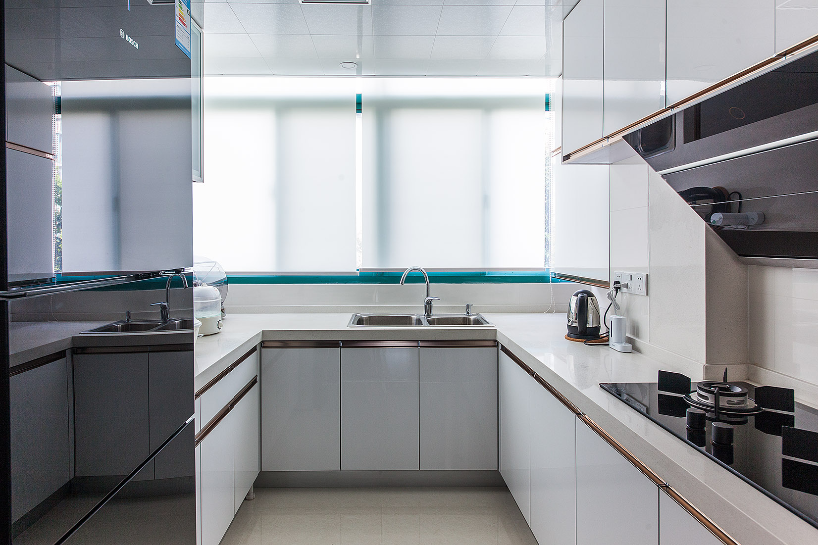 在功能至上的廚房中，灰與白的搭配一直是備受推崇的，也使得整個居室的風格統一，從實用角度而言，設計簡約的櫥柜也更方便日常生活。
