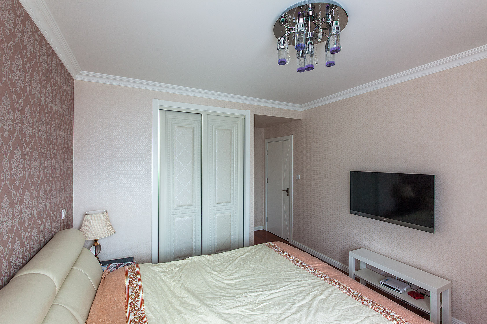 中性色是百搭色，床頭背景深咖啡色墻紙，與墻面涂料相互應，且簡單明了，也給主人公留下了自我發揮的空間。
