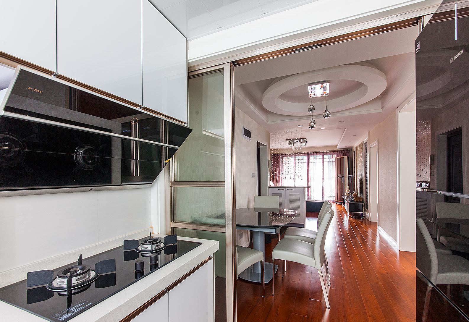 整個廳通透明亮，深黃色地板，打破了淺色家具的單一性。