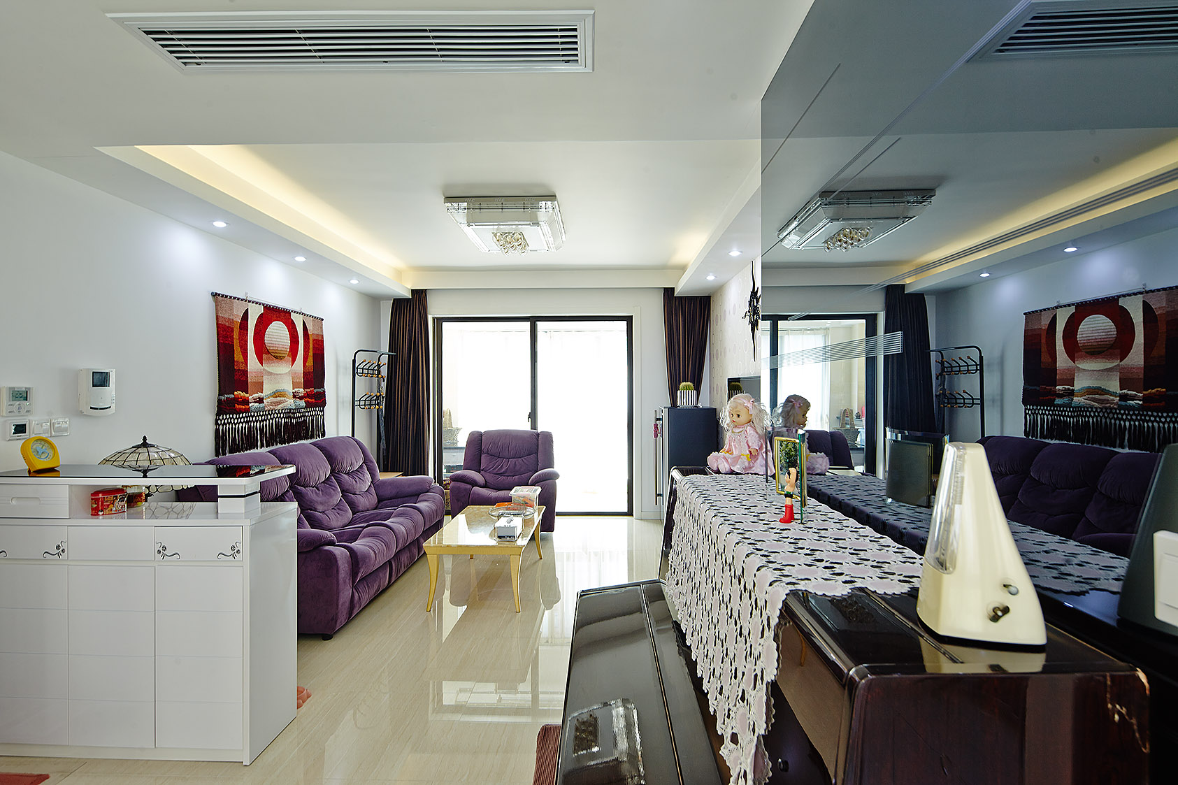 客餐廳當中鏡面的分割，拉伸了進門狹隘的空間。1.5米的鋼琴更是他的好去處，使主人在緊張的工作中可以得到釋放。
