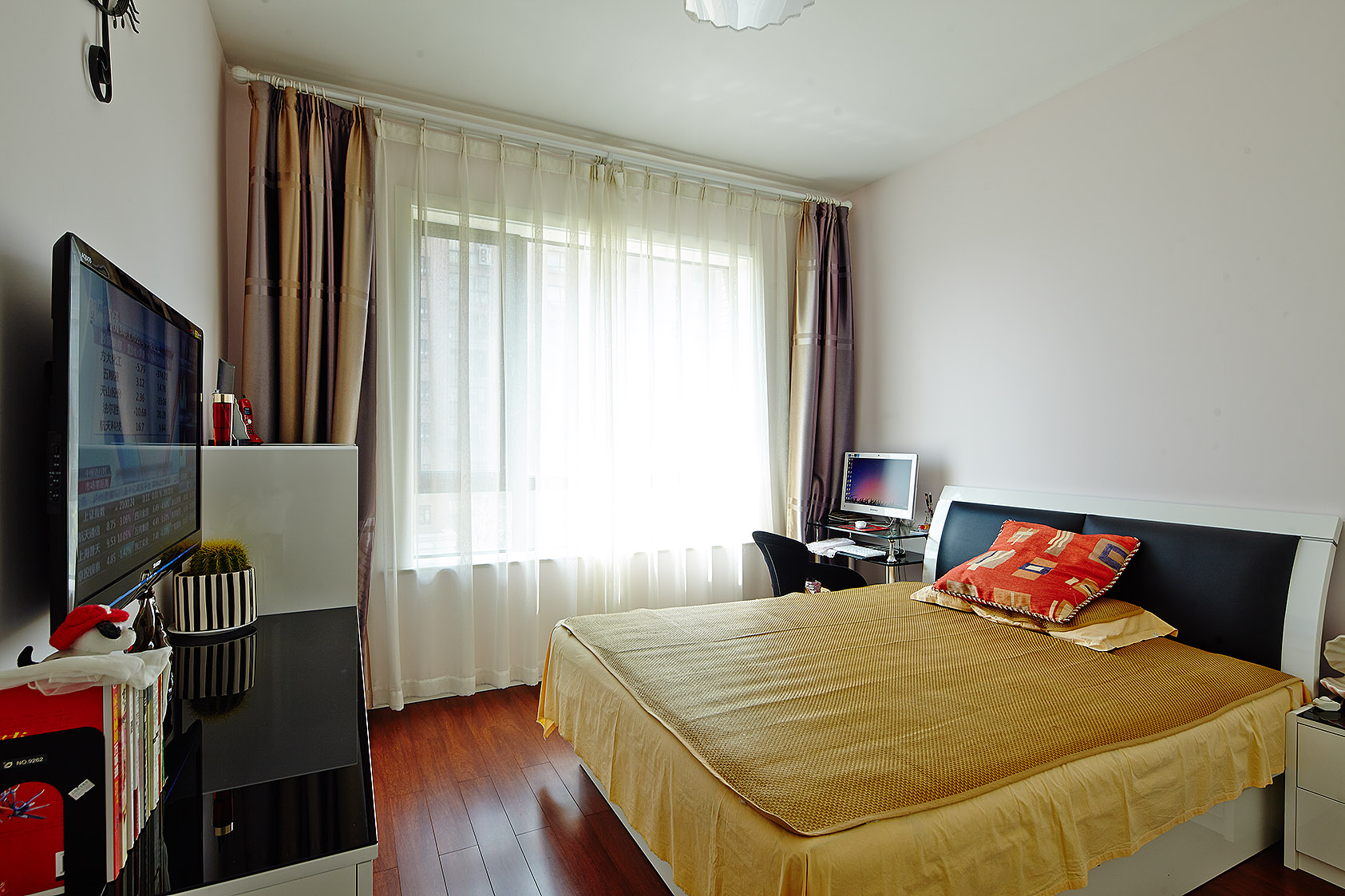 如果覺得設計師是直來直去、大刀闊斧的風格，那你就錯了，從每個空間里，我們都可看見設計師投入的溫情。尤其臥室，依舊的簡練寬敞，但是，卻由于墻紙和軟裝的選擇，讓干練的空間充滿了陽光和溫情。
