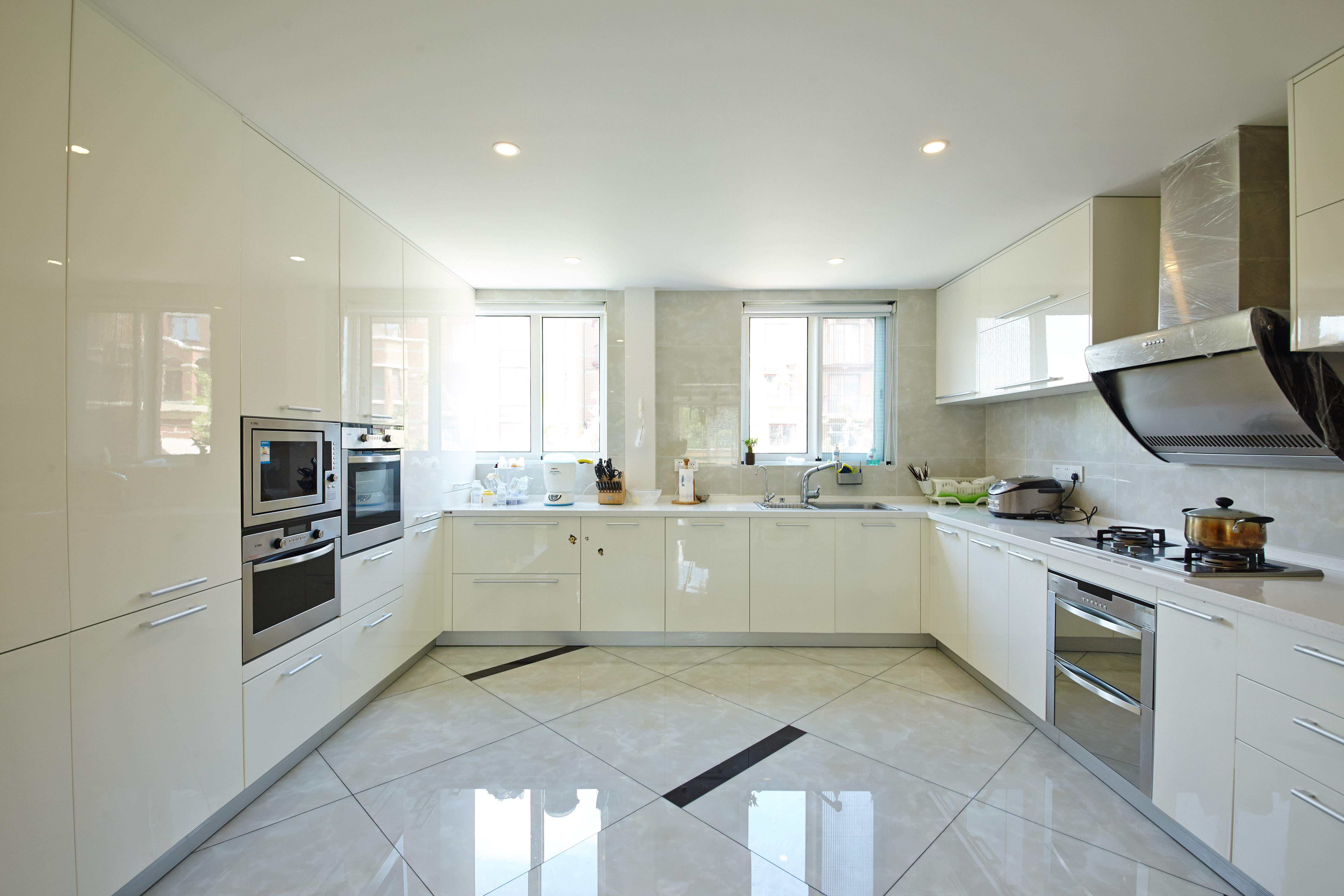 白色給人純凈、整潔的感覺，利用充足的光線，選擇純白色的整體櫥柜，營造出簡潔而樸素的生活格調。
