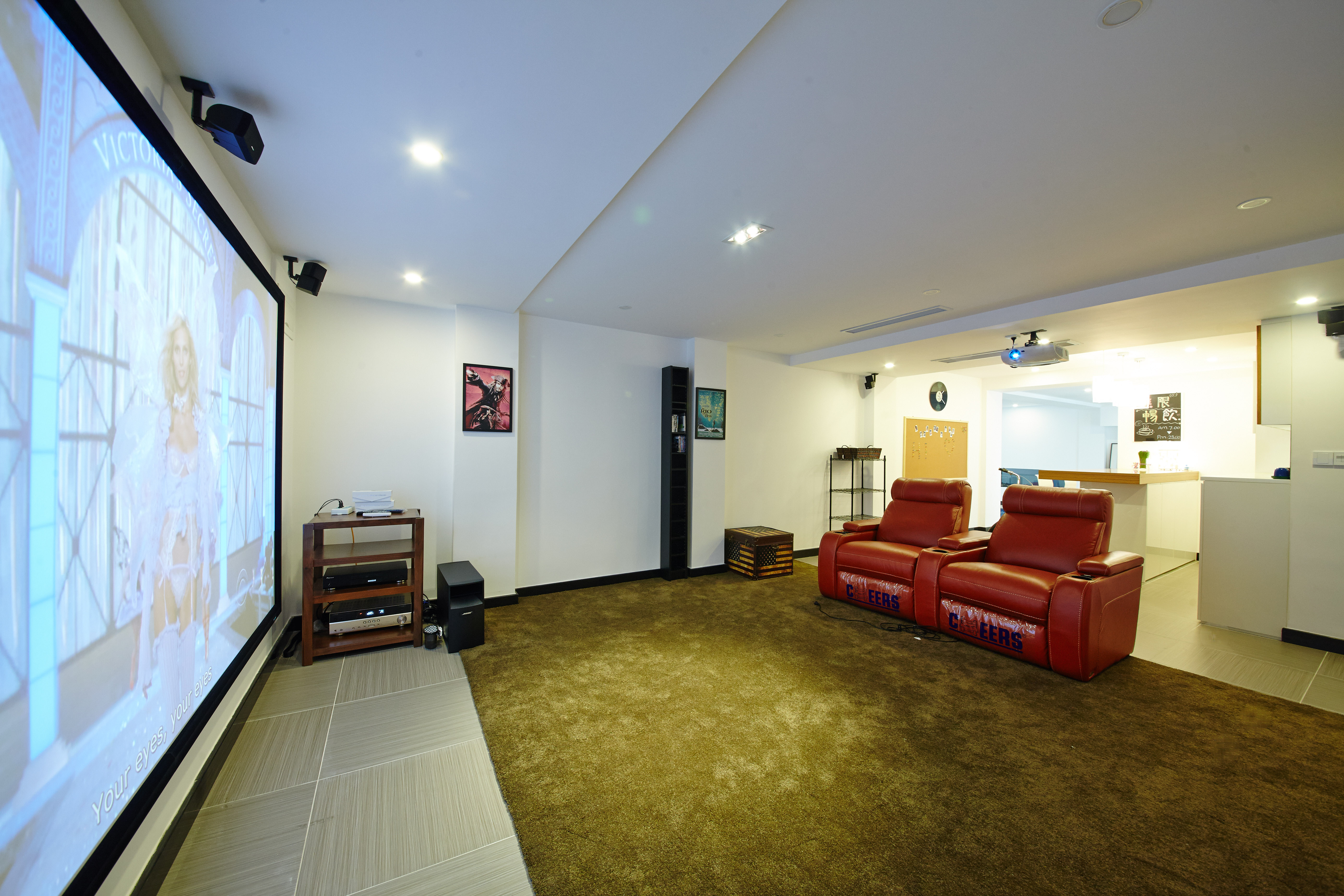 設計注重營造空間的的寬敞、簡潔于舒適感，因此在陳設上并不過多的選擇亮麗的家具，一切以舒適為核心，不經修飾的墻面和地磚營造出了淳樸的空間感。
