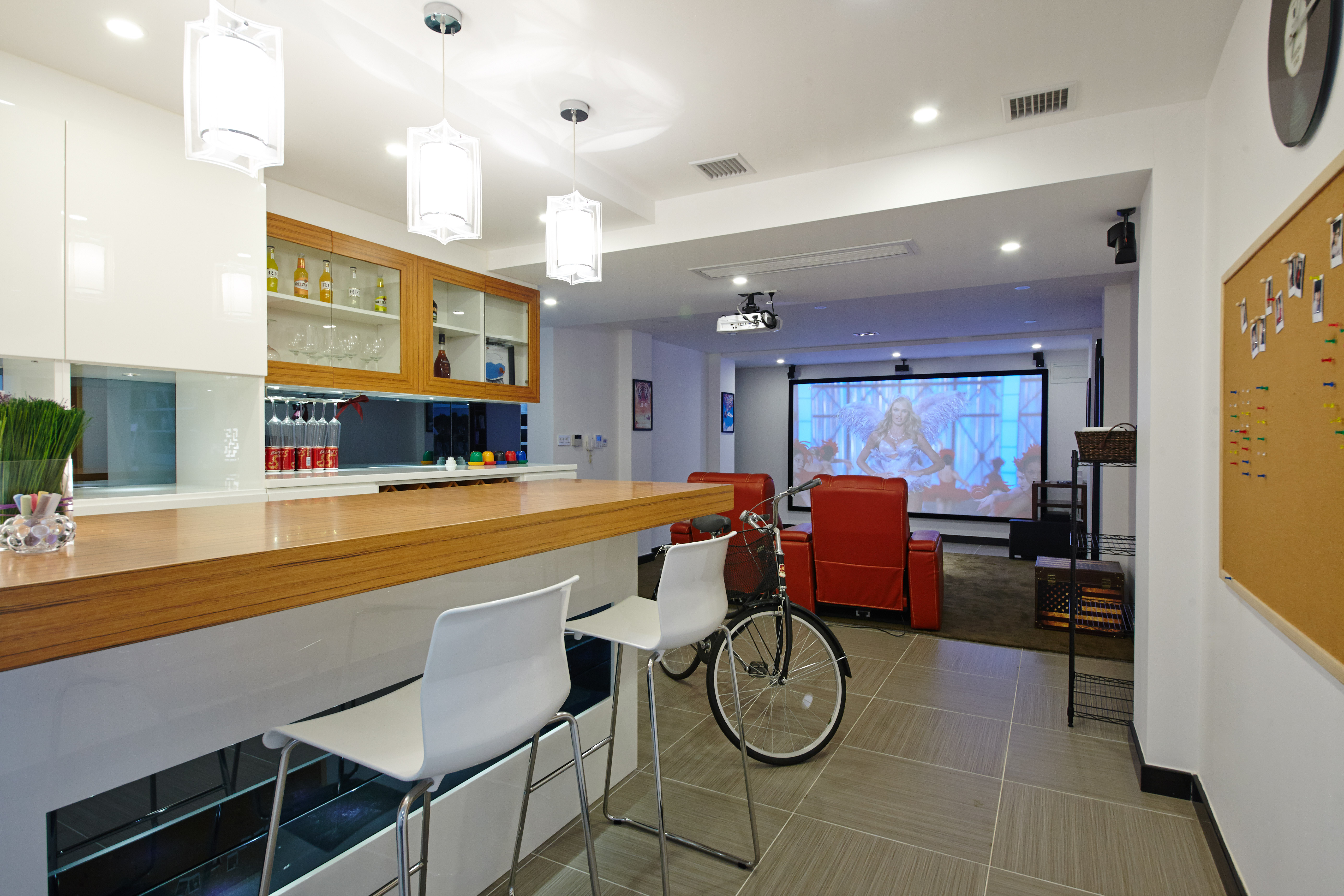 線條簡單吧臺設計、現代簡約的風格所呈現出的就是在簡單主義之下依舊追求功能的最大化和感情的最舒適化。
