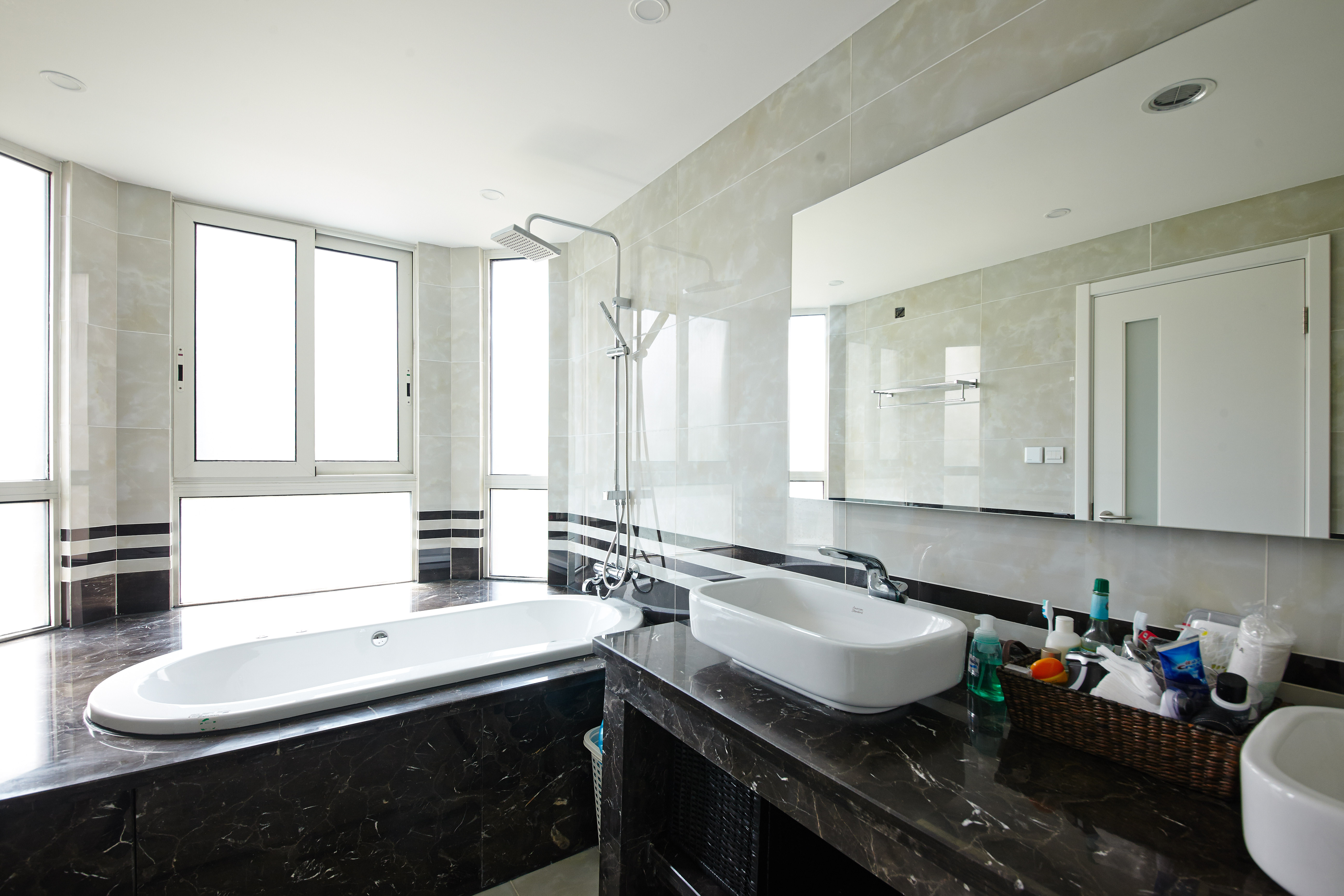 無論空間是哪一種表情，哪一種布局，充足的采光總是給空間增色不少，整個色調用黑白兩個對立的顏色加以渲染，給人獨特的欣賞視角。