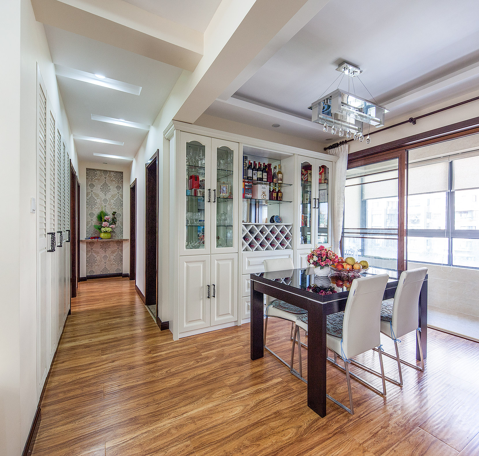 裝飾酒柜，精致的水晶吊燈，使餐廳顯得大氣，上檔次，當主人端上美味佳肴，再端上幾杯令人心醉的紅酒時，這就是一種愜意、浪漫與享受。
