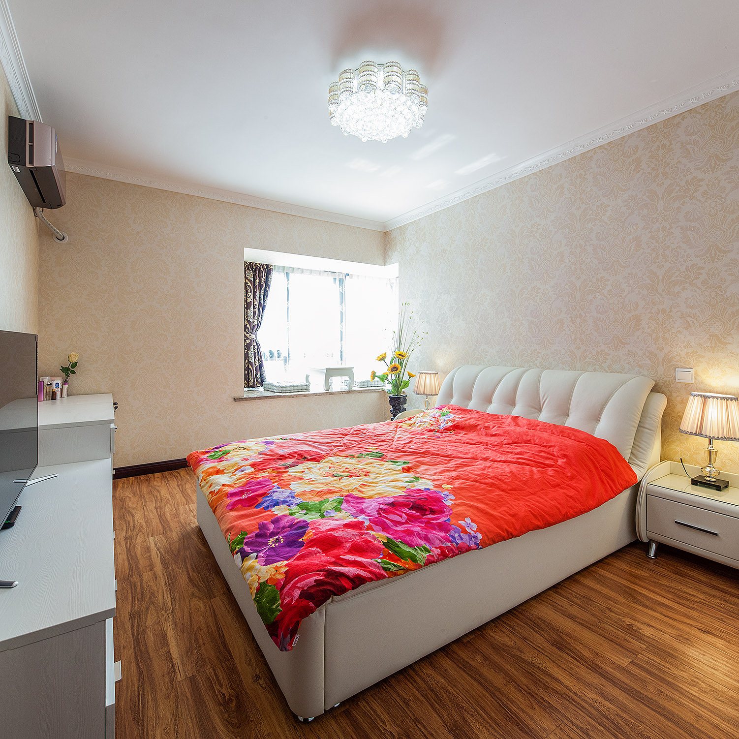 紅色的被子使整個臥室更加個性、安逸、溫馨，且富有變化。鋪有大理石的飄窗臺使整個空間更加明亮，坐在上面品茶也是一種享受。
