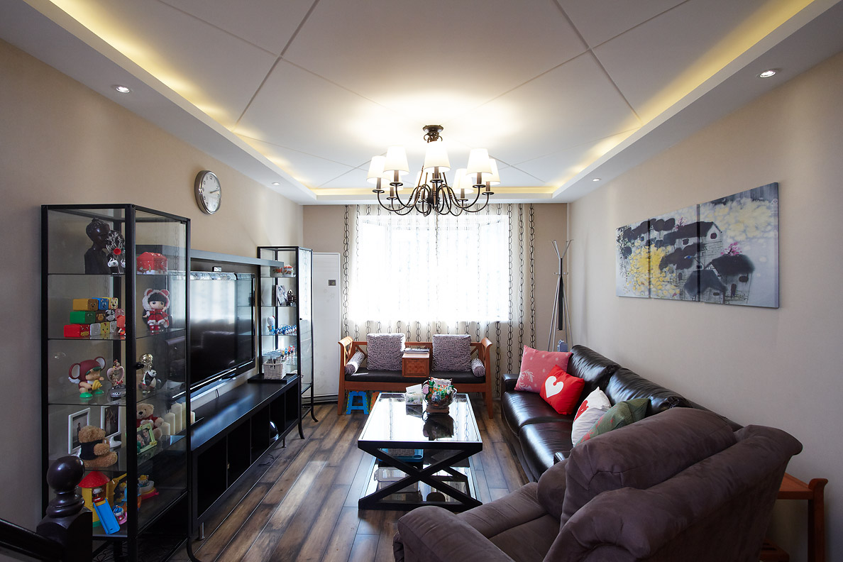 客廳的背景用了IKEA風格的組合柜，既有裝飾又有收藏功能，把業主的小收藏裝的滿滿的。
