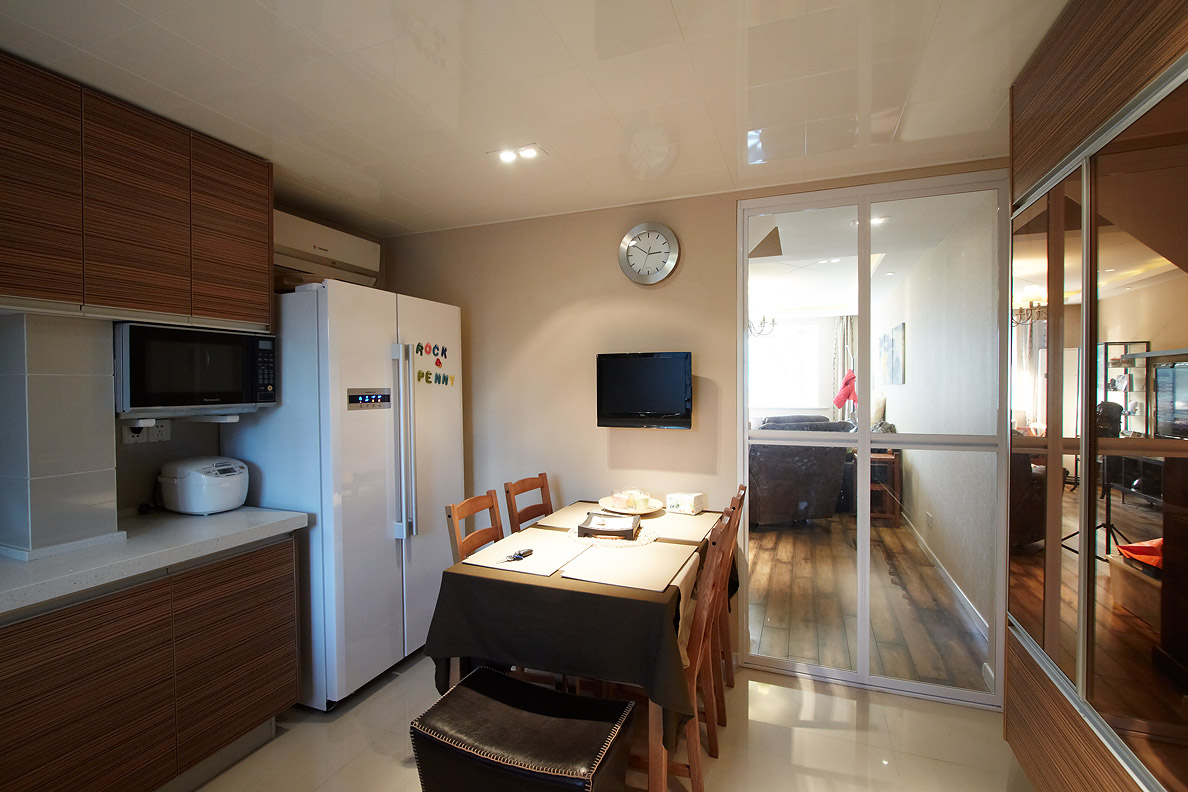 餐廳的開放式廚房是現代人的一種代表，櫥柜的木紋色，營造了一種家的氛圍。