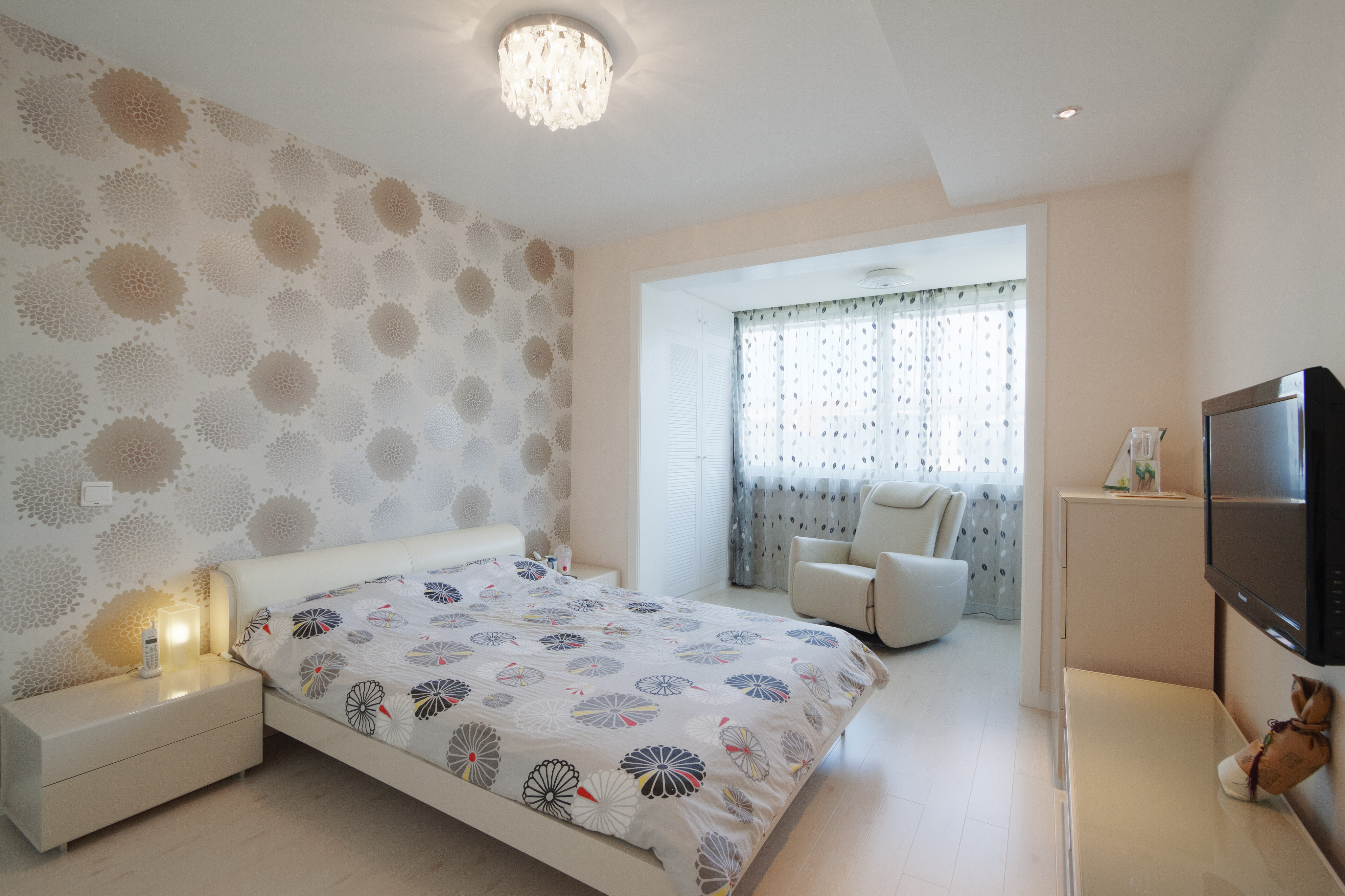 淡雅的床頭壁紙和床飾相互呼應，使原來單調的臥室頓時豐富起來，溫馨倍增。
