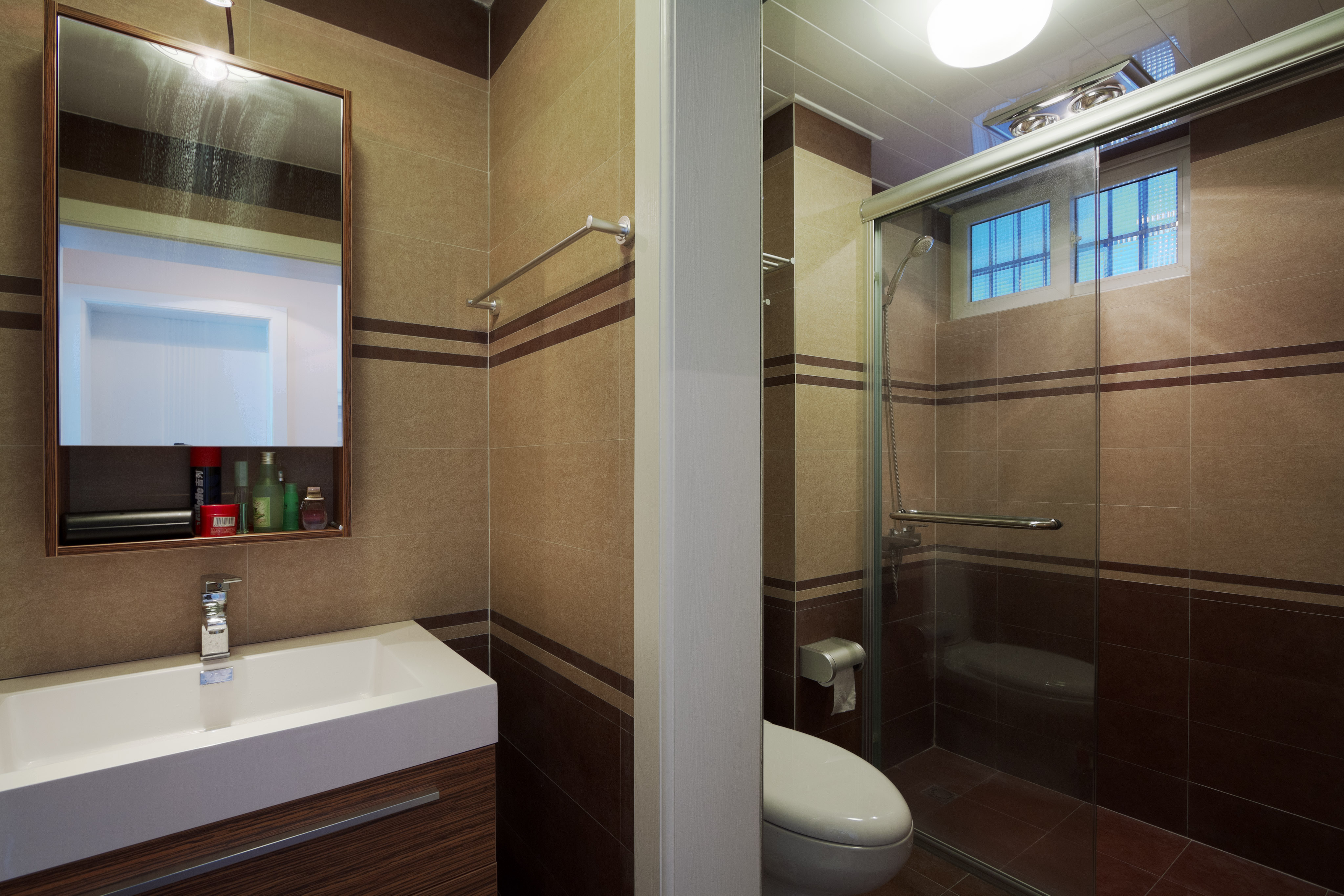 合理的布局，完美的空間利用，深淺墻地磚的組合，烘托出時尚又不失清爽的魅力。