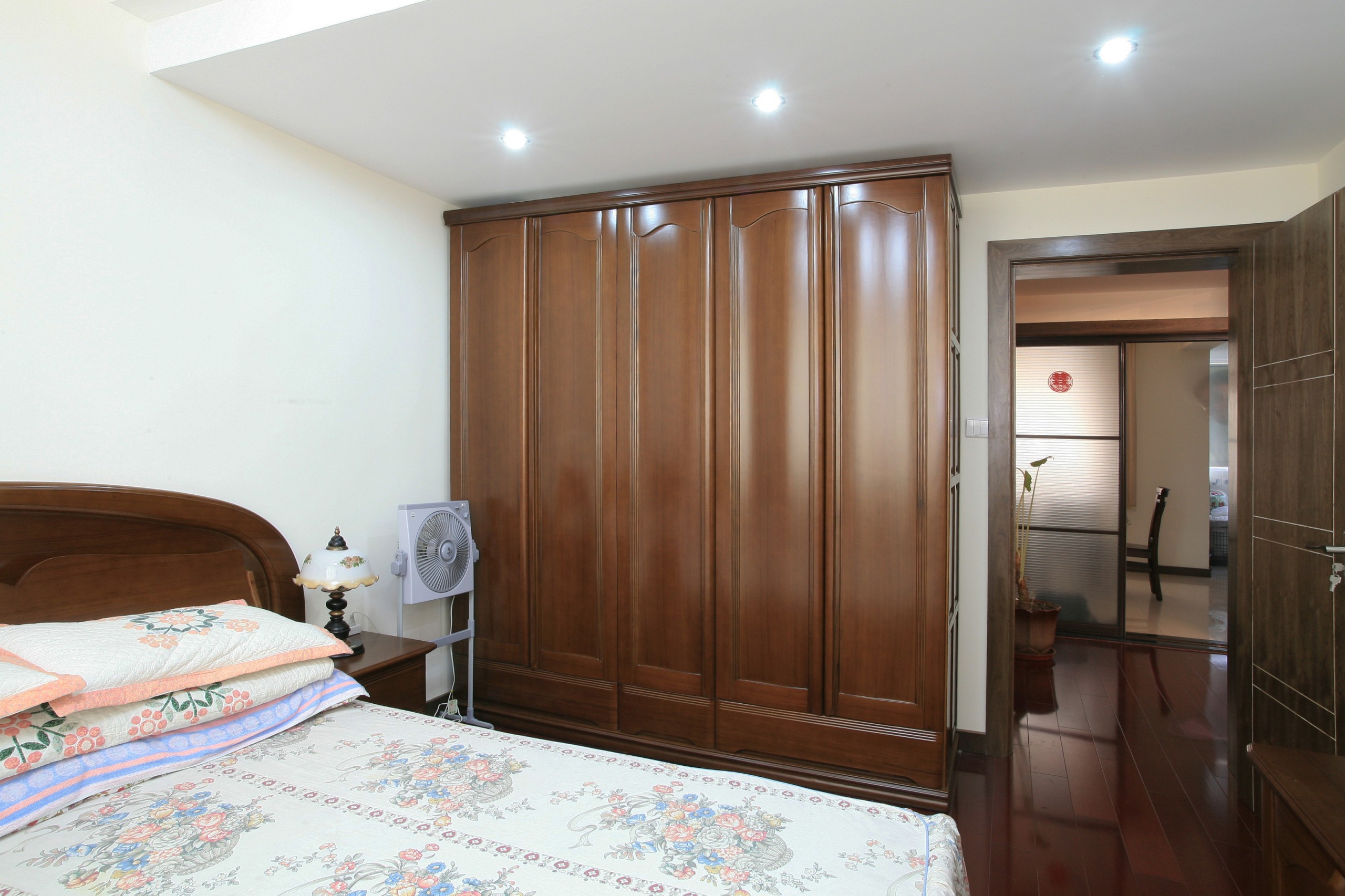 老人房的淺色墻面與深色家具人顏色搭配相得益彰，有很好的視覺效果，符合老人的喜好。
