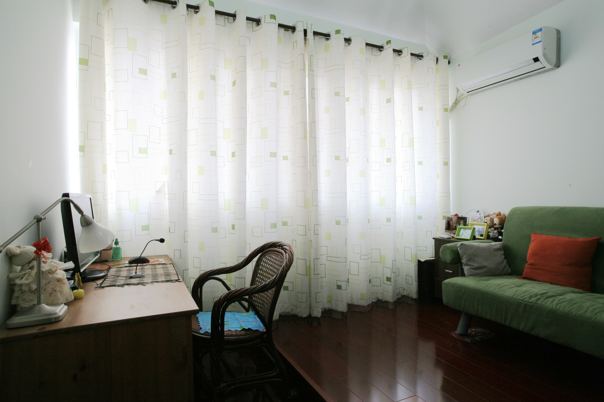 書房的一角，溫馨，舒適、休閑，適合兩個人聊聊天、上上網獨處的空間
