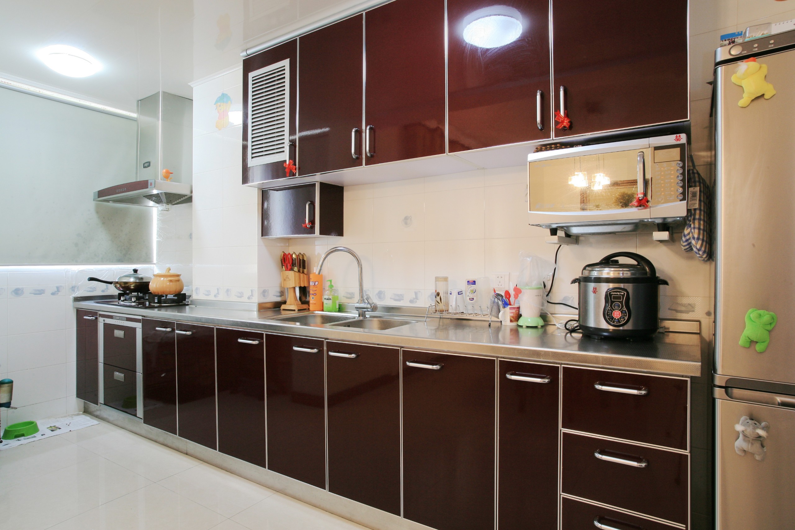 酒紅的色澤，光亮的材質既帶有喜慶感，也能滿足老人老打理的要求。
