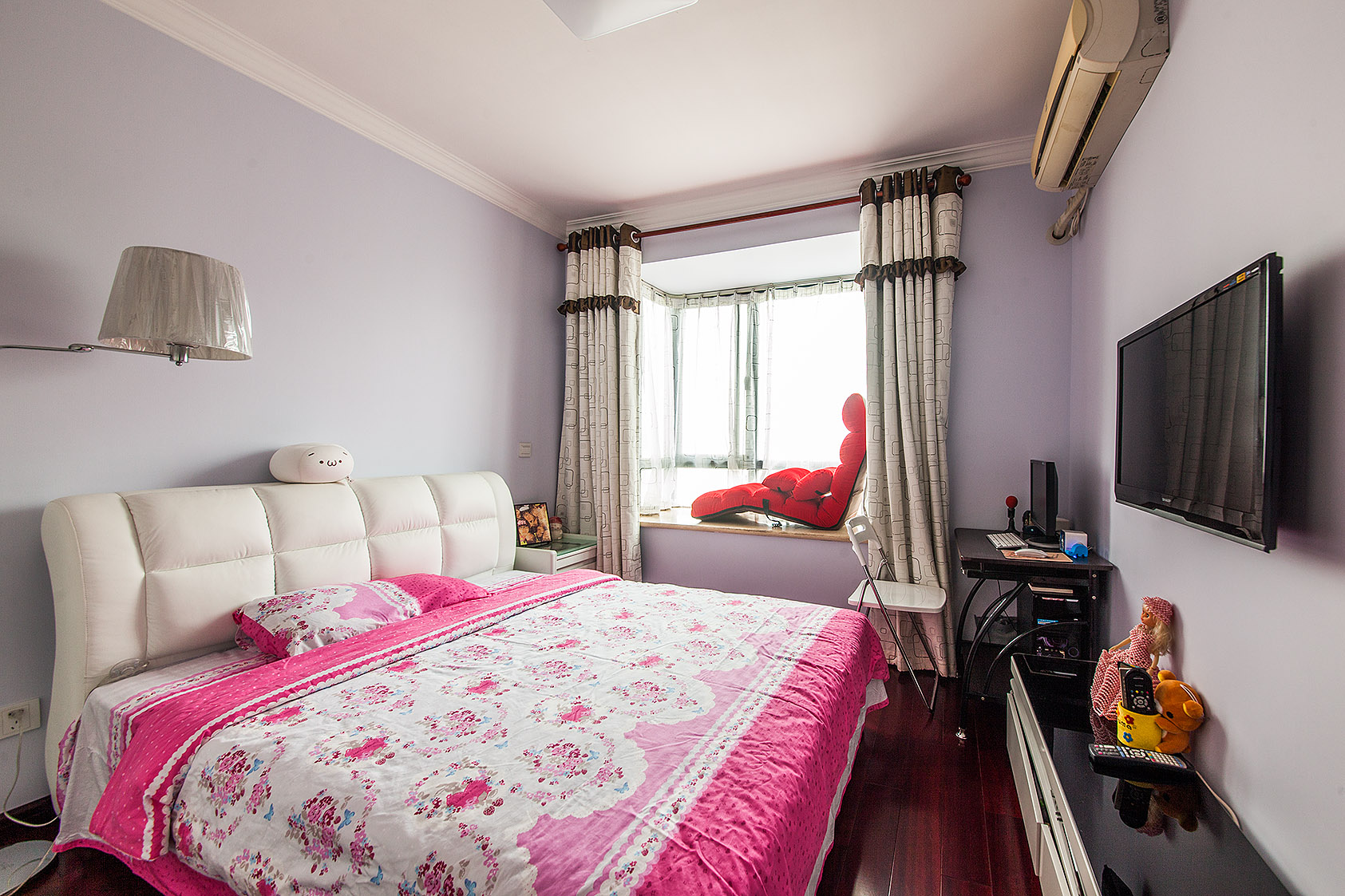 小孩房舒適實(shí)用，紅色代表了年輕的心，讓我們也不禁想起了哪曾經(jīng)激情燃燒的歲月。
