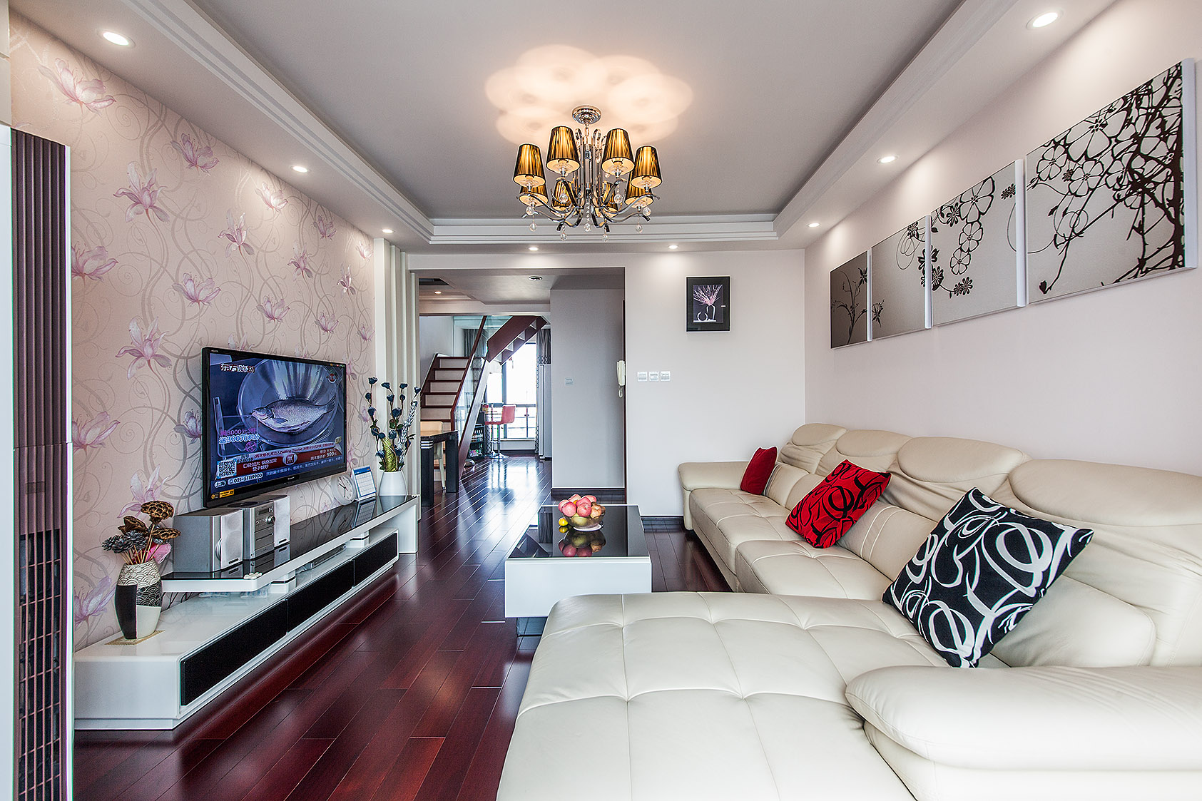 粉色墻紙，浪漫溫馨，散發(fā)出男女主人公濃濃愛意
