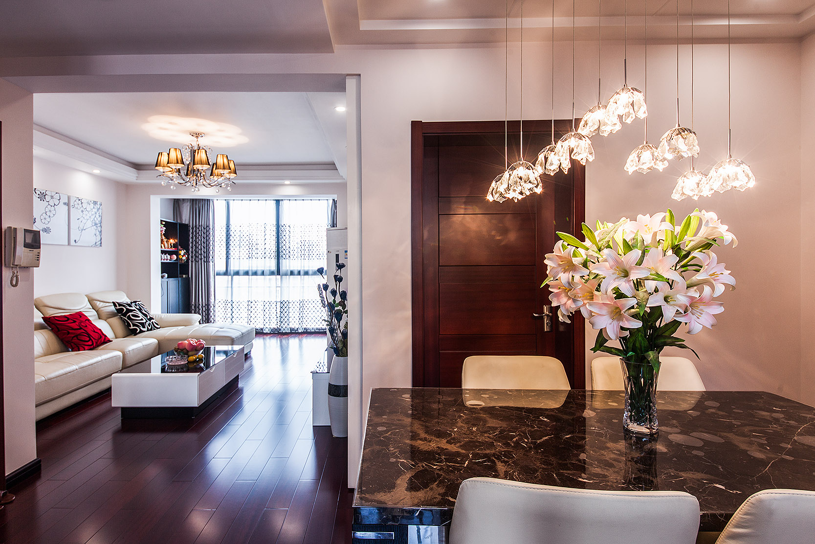 大理石的餐桌干凈大氣，昭示了主人公做事沉穩(wěn)，為人大氣；餐吊燈猶如繁星點(diǎn)點(diǎn)，璀璨明亮
