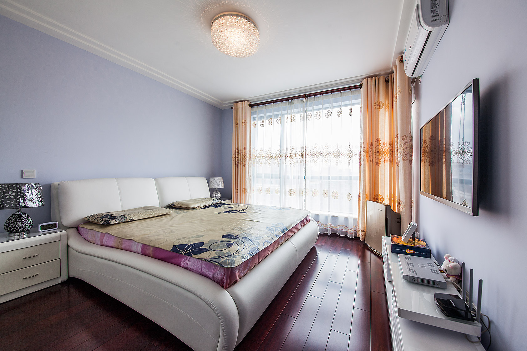 藍(lán)色墻面象征著主人公對美好生活的向往，整體空間簡潔舒適，高檔的皮質(zhì)床，體現(xiàn)了主人公的品位與眼界。
