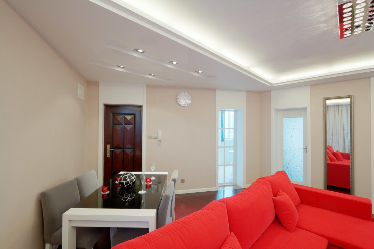 客廳的整體混水風格，是年輕業主的推崇，房子層高不高的情況下，把原有房門的門套作高，從視覺上，一下凸顯了整個房屋的層高。
