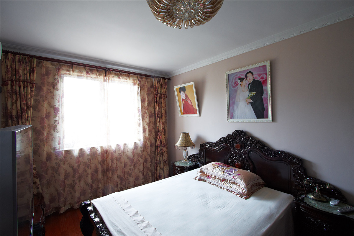 臥室依然有豪華家俱坐鎮，仿佛置身于皇宮之中。墻上的掛畫，讓我們聯想到哪是王子與公主的神話在繼續。