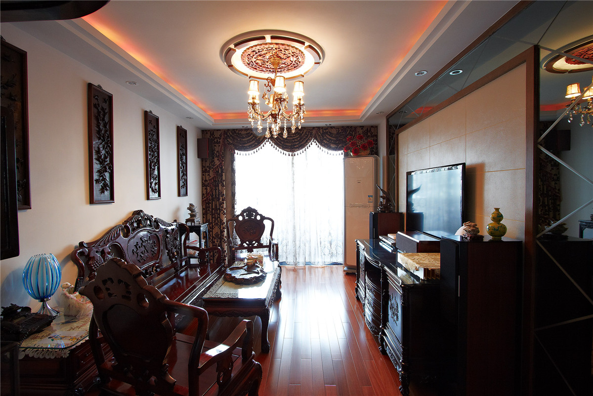 米色的皮紋磚更加襯托了家具的質感，木線條的色系與家具相得易章，協調統一。
