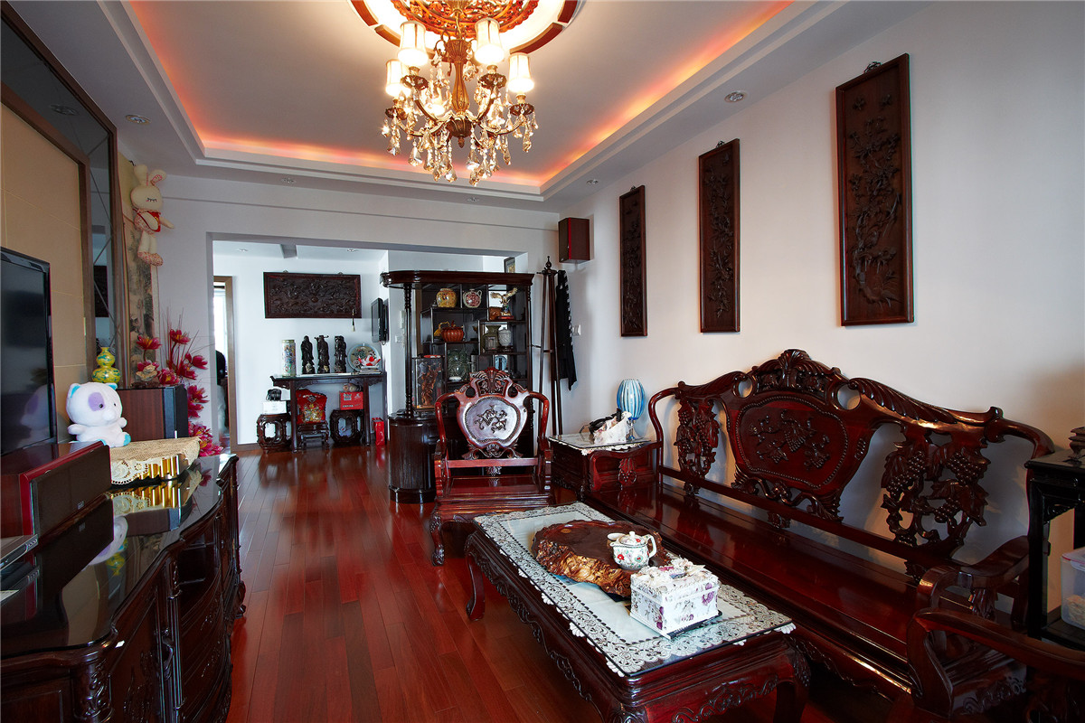 豪華的中式家具，一點也不亞于皇宮，光彩奪目，古銅色水晶吊燈，加上金黃色的燈光，讓傳統的家具，變得時尚、高貴。
