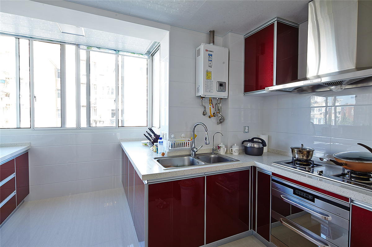 鮮明的顏色突出了現代人對生活使用率高的簡單要求，端莊優雅的色系，讓人一目了然。
