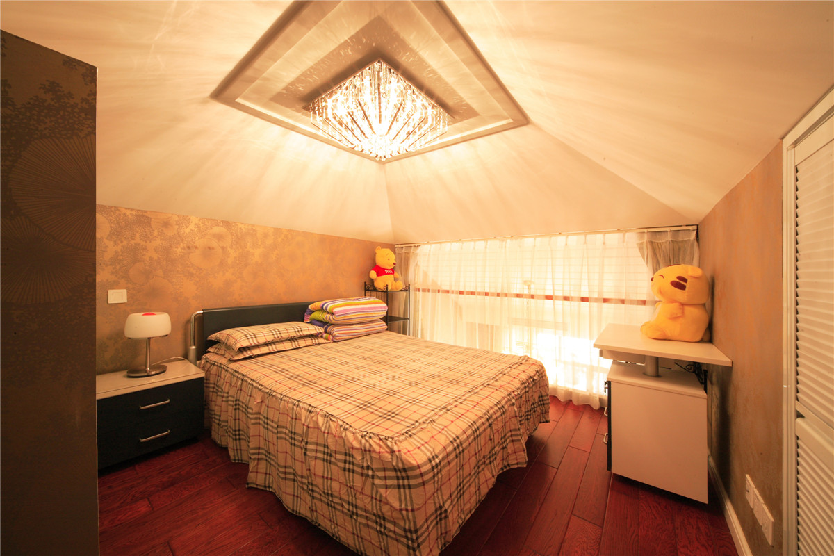 閣樓的面積被用在了客房區域，原本傾斜的頂面被設計成了階梯形狀，既美觀又不壓抑，客房的軟裝也只也沒絲毫的”偷懶”，精致的擺設完全體現出業主的細心。
