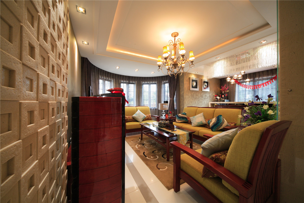 客廳的沙發也是新中式的板式家具，不過上面的靠墊做了靚麗的黃綠色，和中式風格起到了混搭的作用。
