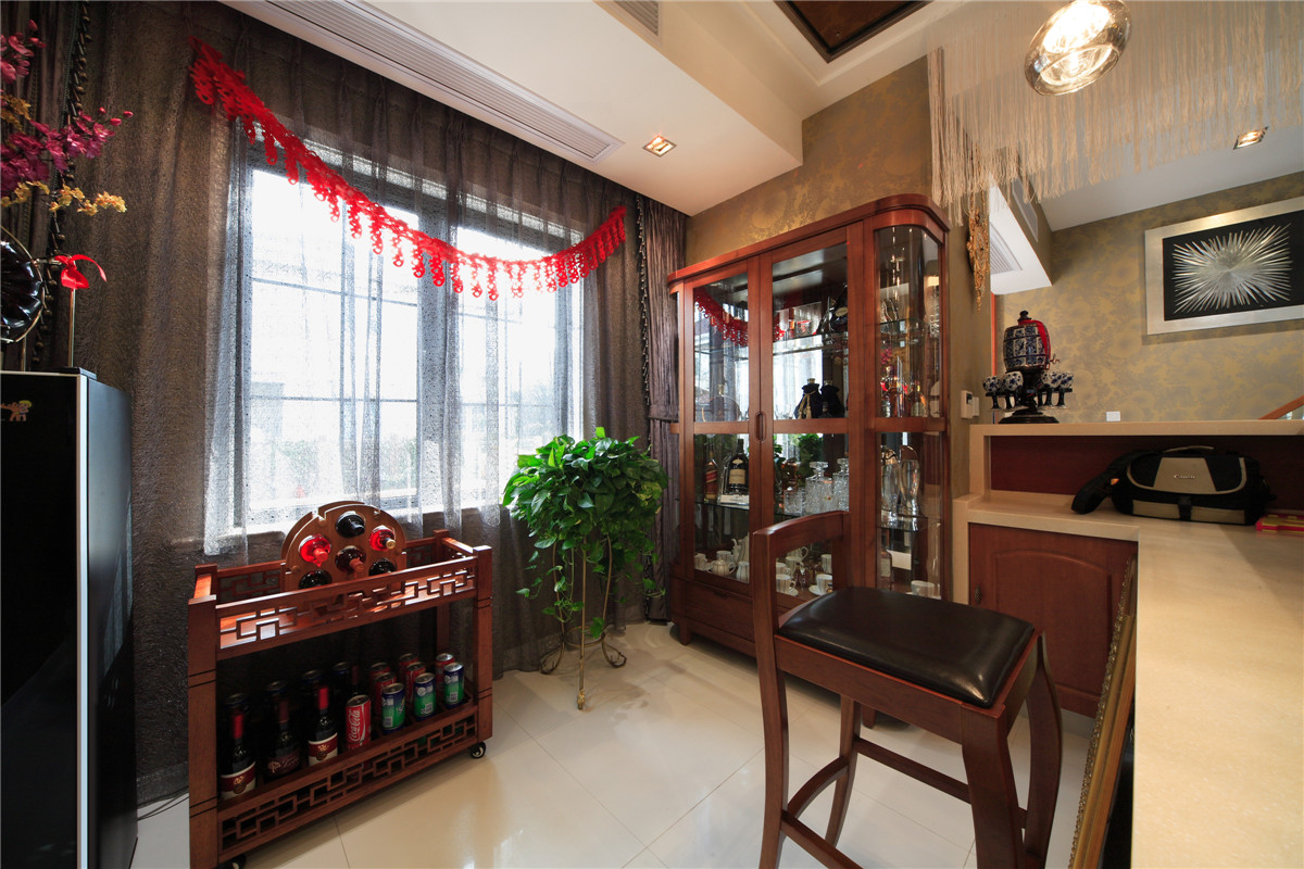 吧臺的休閑區域是在餐廳中分割出來的一部分，是業主休閑趣談的最佳區域，閑暇時和三五好友，聊聊天，喝喝酒，是最最放松的時刻。

