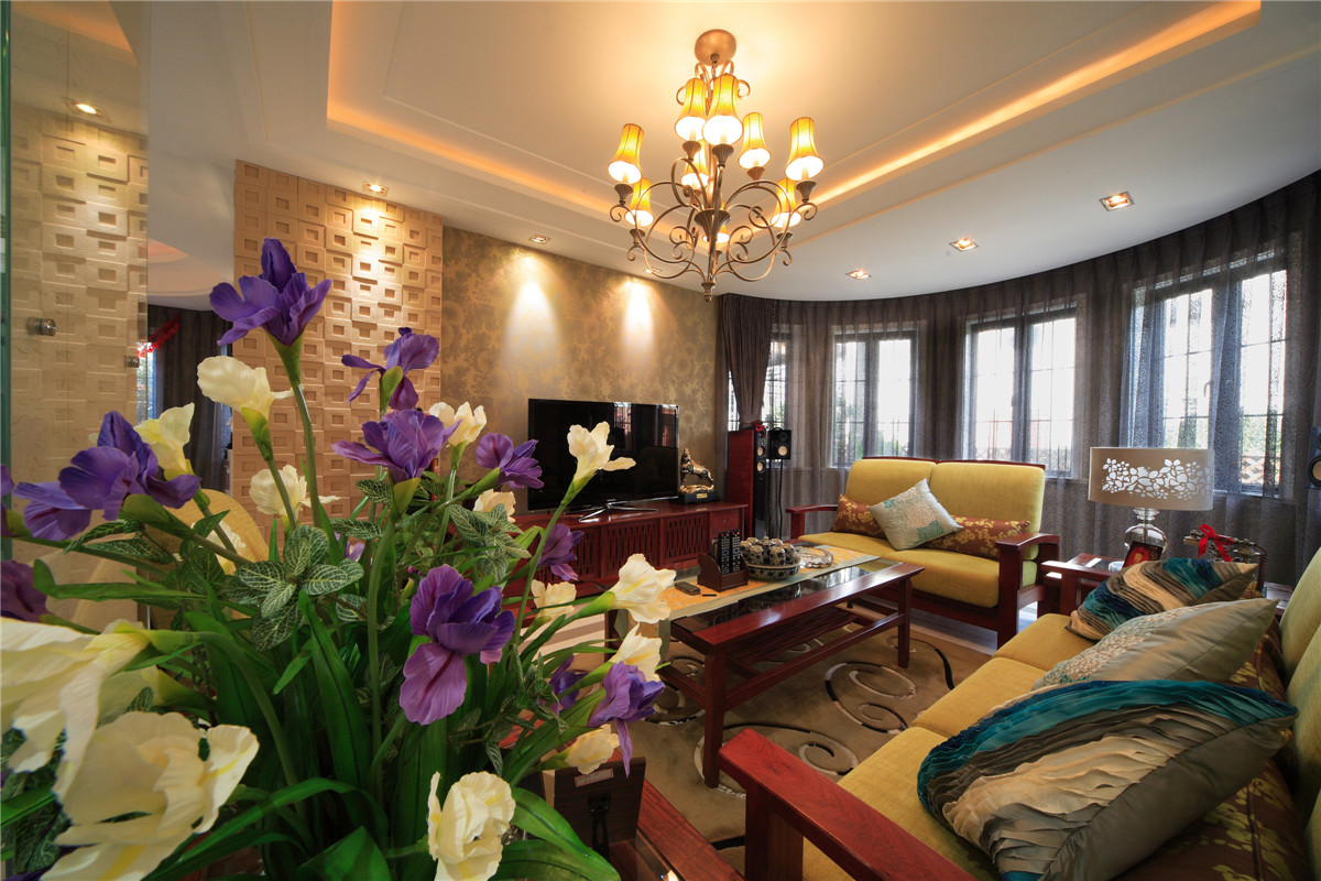 客廳的背景采用了冷僻的沙雕巖石材，作為高端的背景材料增加了整體的檔次，古銅色的吊燈奢華低調。
