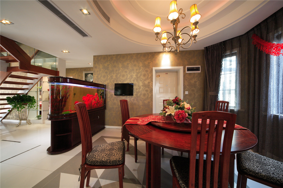 餐廳原本的原型餐椅配上多元化的層次原定，不斷上升的空間，不會讓在此處用餐聚會的人們感覺到壓抑。
