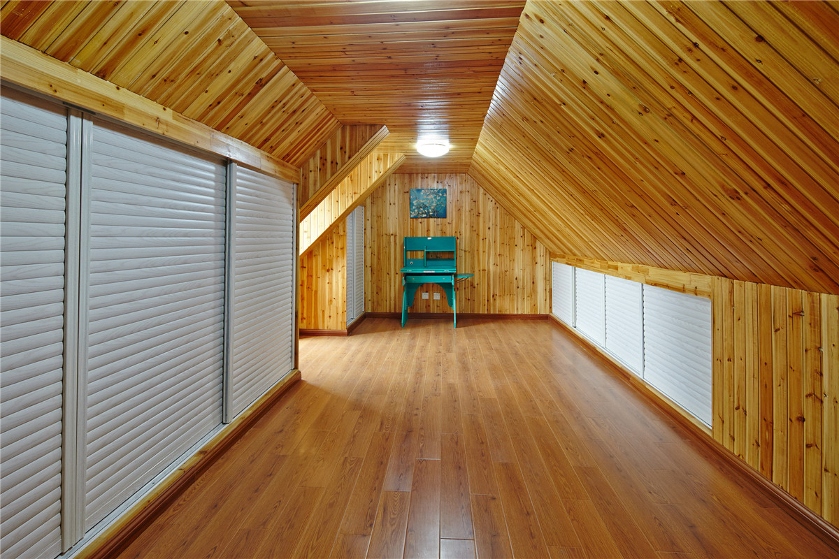 床頭背景采用軟包體現出靜謐舒適的感覺，整個臥室呈現出一種淡靜清新感，簡約而素雅。