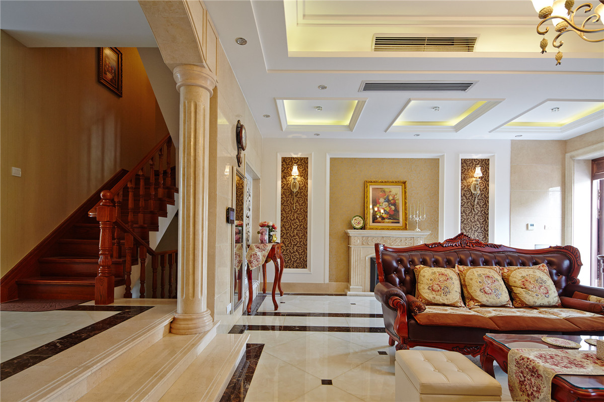 客廳經過精心布置。與電視背景相對的一面特意設計了進門端景，進門端景采用墻紙及壁爐
