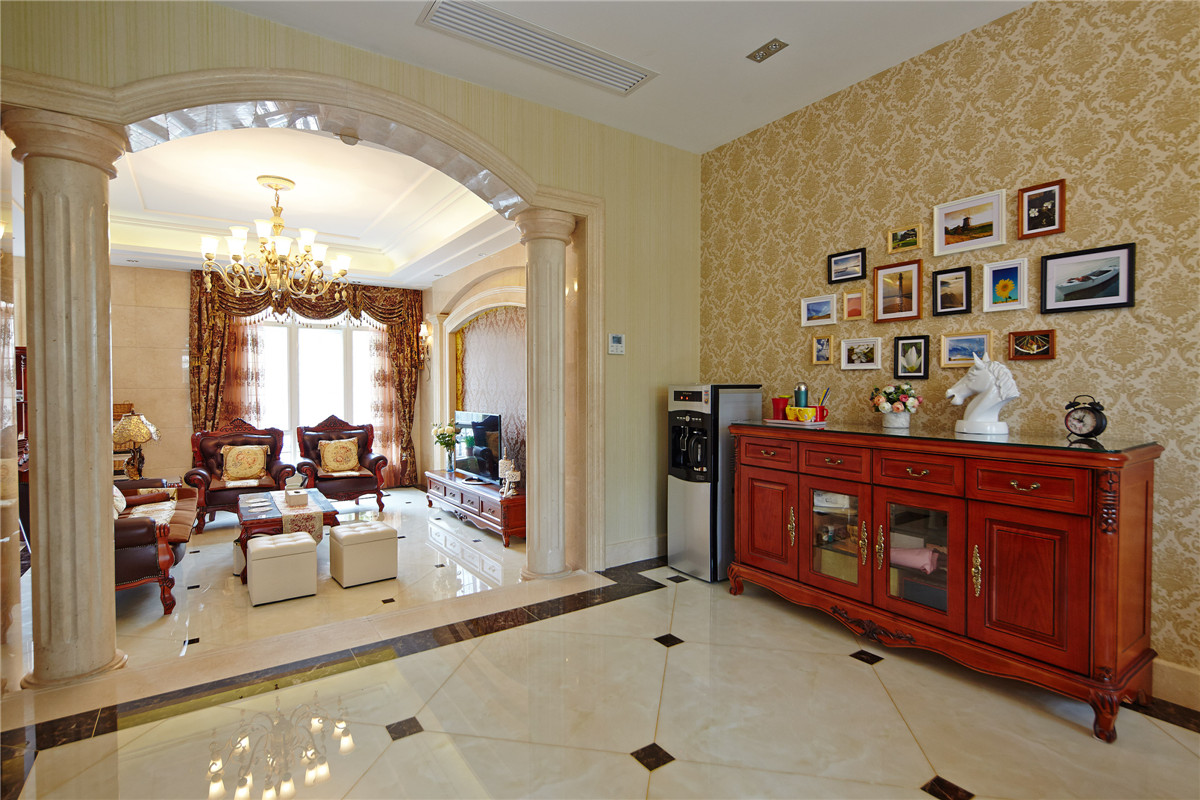  壁爐自然不可或缺，它被安置在空間結構的交匯處，與一幅色彩鮮艷的油畫相呼應，壁爐是西方文化的典型載體，選擇歐式風格家裝時，輔以燈光，營造西方生活情調。
