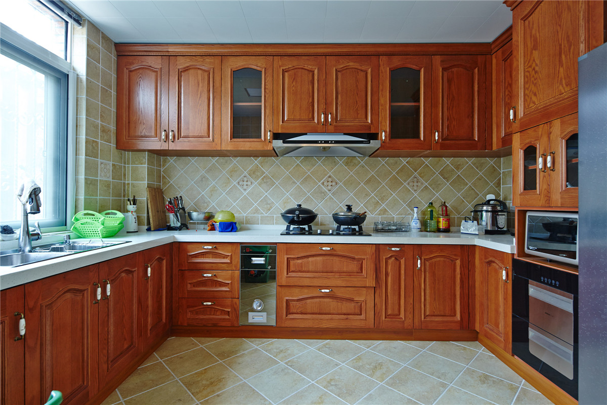 臥室是整套房子中最私人也是最體現出溫馨休閑感的空間，墻面采用田園風格的壁紙
