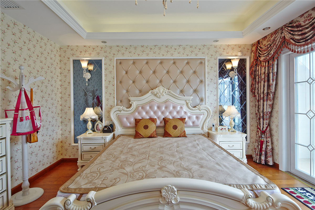 別墅的餐廳另有一番風味。墻面采用偏暖色的壁紙，設計沒有改變原空間結構，歐式風格的家居空間里，在墻上掛抽象畫或攝影作品，也可以選擇一些 西方藝術家名作的作品，比如人體畫，直接把西方藝術帶到家里，以營造濃郁的藝術氛圍，表現主人的文化涵養，華燈閃爍，沒飲美酒，已不覺心醉神迷。
