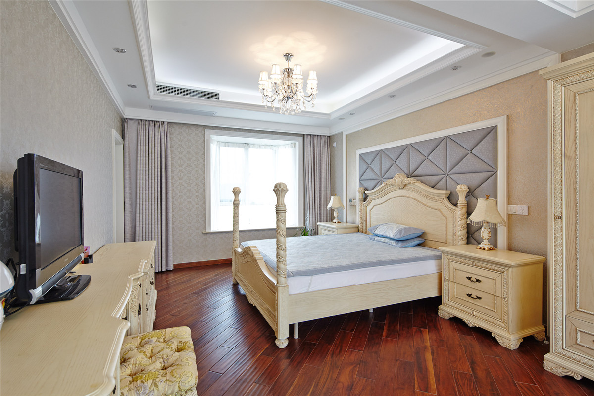 次臥的顏色，更加溫馨和暖心。是為細心和溫雅的女孩子打造的專屬空間。家具的造型也更符合年輕女孩子的心境。
