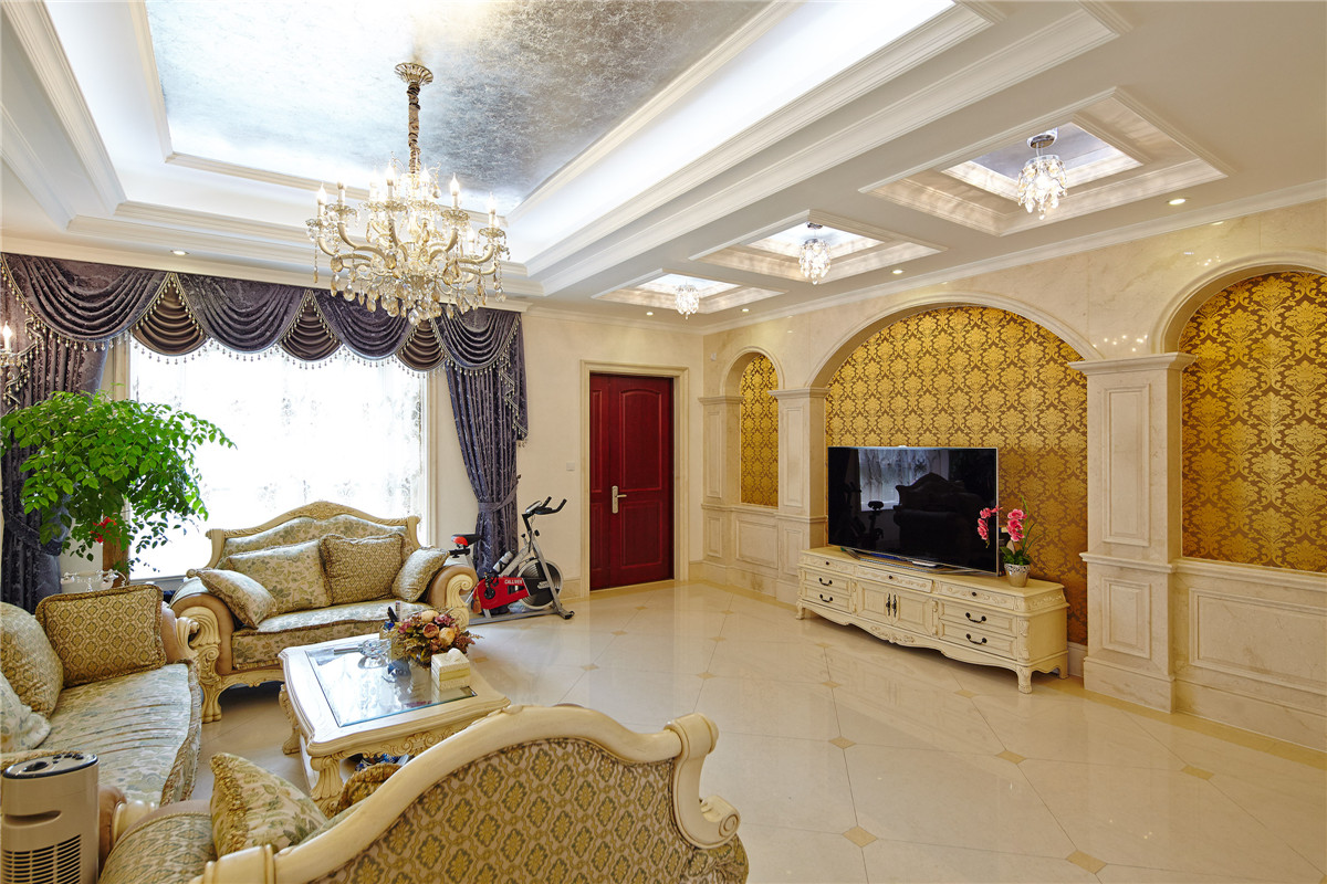 電視背景墻采用大理石材質，圓形拱門門的造型，巴洛克時期的線條造型，再搭配上金色的墻紙，把新古典主義和奢華主義刻畫的入木三分。緊靠背景墻的頂面，吊頂的造型也相映成趣。
