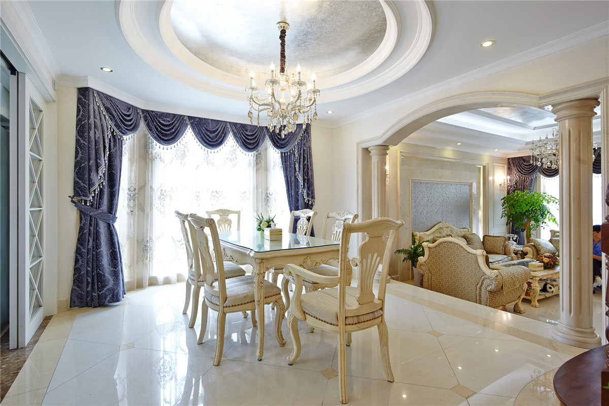 餐廳的采光，加以整體色調的搭配，使空間感覺素雅，低調中又彰顯華貴的氣質，不僅體現出主人家的審美品位，也讓用餐的心情更為舒心。
