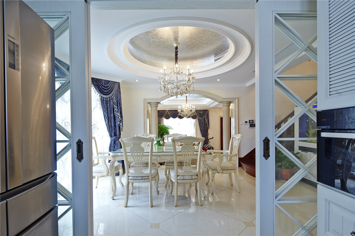 餐廳的格局的布置，為了動線的設計做了部分避讓。而廚房和餐廳變成一步一景式的設計。使整個空間更加的美輪美奐。
