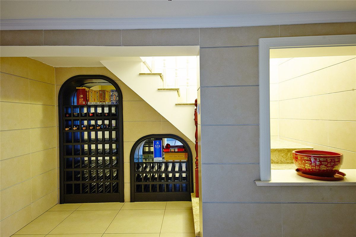 在地下室的酒架里放著不同國家、不同種類的酒，業主在空閑之余喝上一杯，品位著人生真諦
