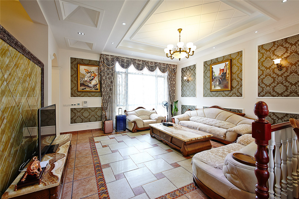 客廳鑲金邊的地磚，錯落有致的不規則的拼花。仿佛像壓在沙發下的地毯，奢華的美感靜靜流淌，盡顯尊貴。
