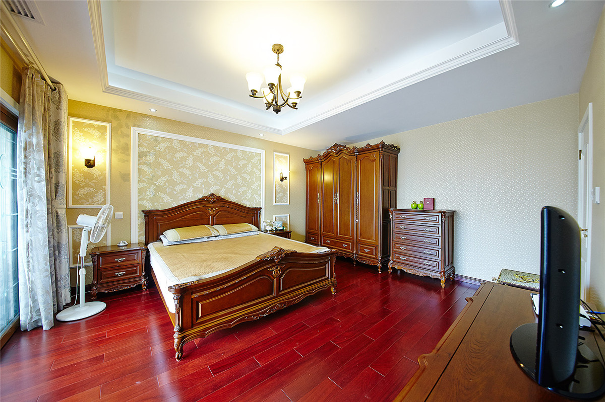 空間的色彩情調很明顯，在暖色光線和色彩的作用下，空間中洋溢著溫暖的氣息。使業主感覺的溫暖的氣息。