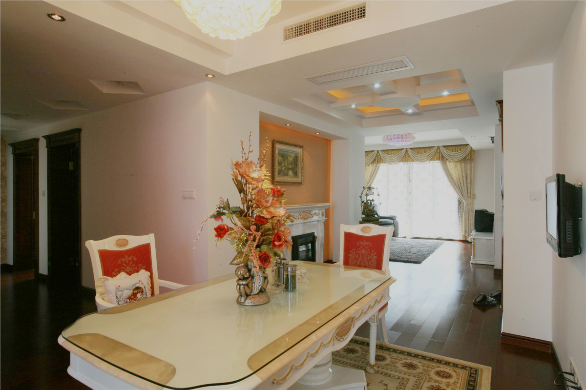 餐廳是家居生活的心臟，不僅要美觀，更重要的實用性，整體性。燈光很重要既不能太強又不能太弱，頂部做了簡單的吊頂。在燈光的映襯下，溫馨暖和的淺橙色讓人胃口大開。地上再配上一塊精美的地毯。
