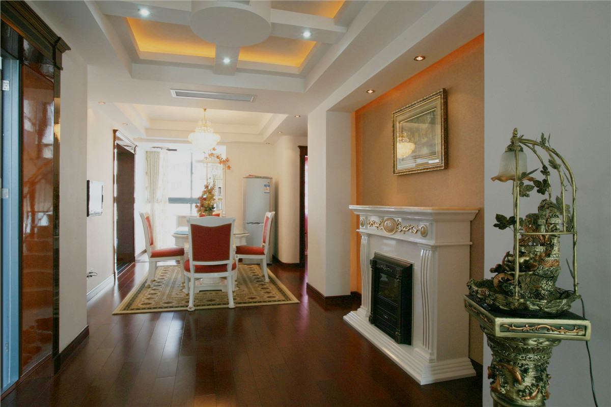 客餐廳的過道有凹進的墻體，為了增加歐式的特色，壁爐比較更為體現出歐式特色，壁爐是西方家庭社會的象征，在暖和的壁爐前，圍和了家人，也凝聚了心靈
