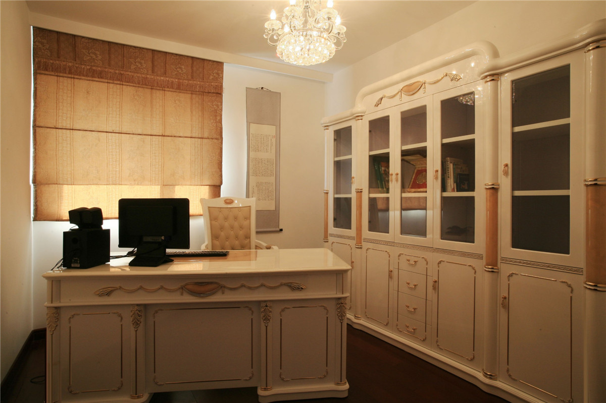 書房同樣延續了客廳以白色為主調的設計風格，白色簡約的背景墻，加上淺褐色的窗簾和字畫的點綴。
