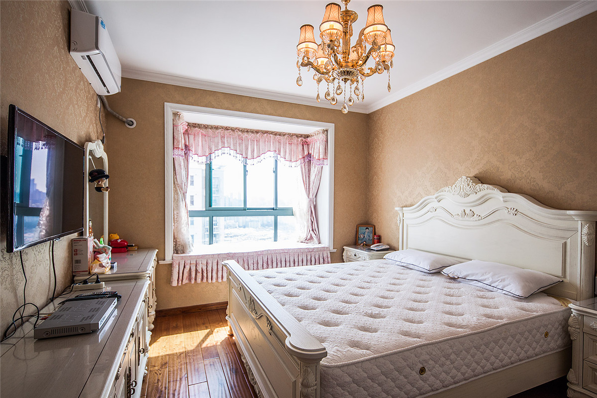 歐式居室，不止不只是豪華大氣，更重要的是愜意和浪漫 。通過完美的曲線，精準求精的設計，帶給家人不盡的舒服觸感。